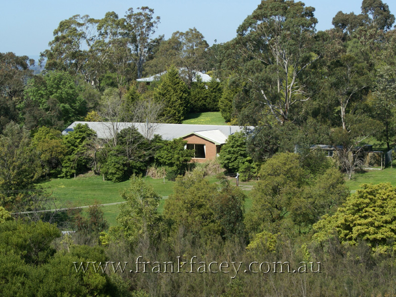 COUNTRY LIFESTYLE - CITY LIVING - 2 ACRES - HUGE BARN Picture 1