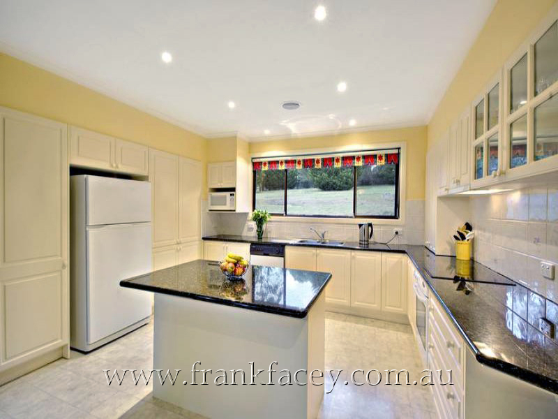 COUNTRY LIFESTYLE - CITY LIVING - 2 ACRES - HUGE BARN Picture 3