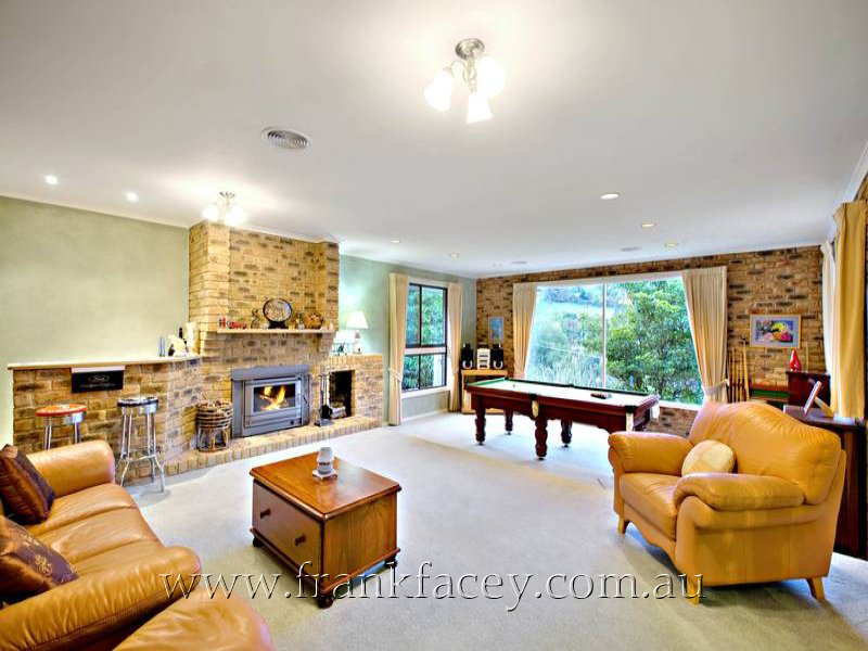 COUNTRY LIFESTYLE - CITY LIVING - 2 ACRES - HUGE BARN Picture 2