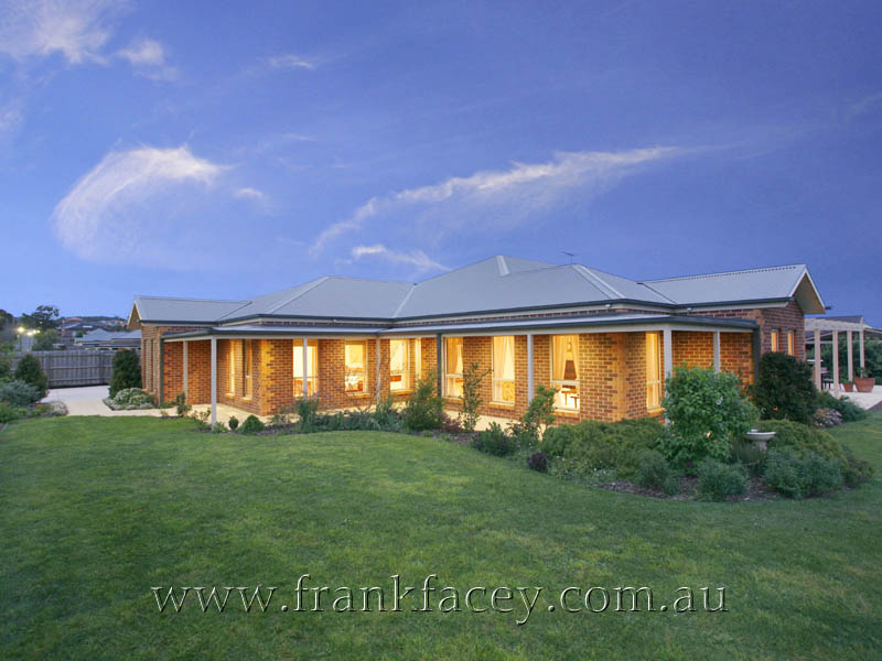 1/2 ACRE - TRIPLE GARAGE -
SHED - 4 LIVING AREAS - 4 BED + STUDY Picture 1