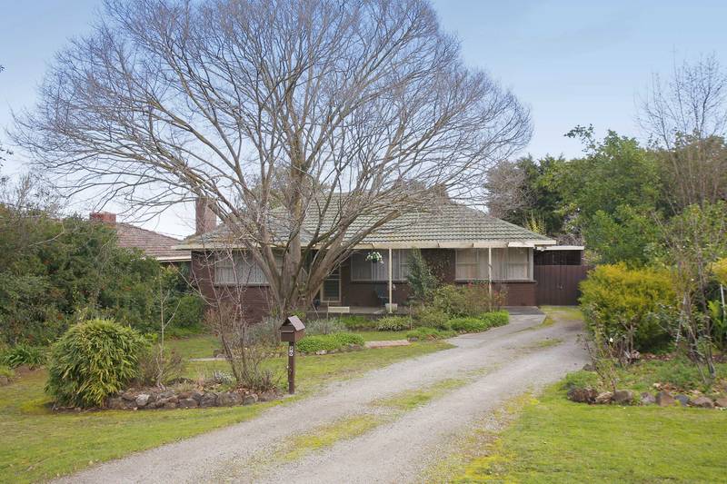 THREE BEDROOM CLOSE TO TOWN Picture 1