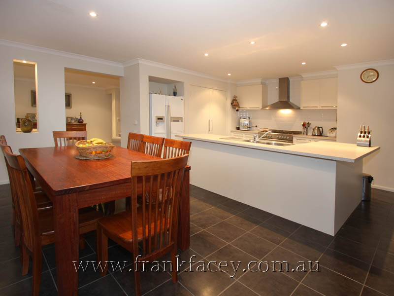 DESIGNED FOR FAMILY LIVING Picture 2