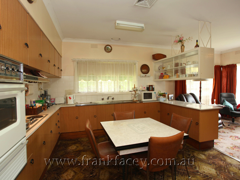 RENOVATE-REBUILD-REDEVELOP ON 1008m2 CORNER ALLOTMENT Picture 3