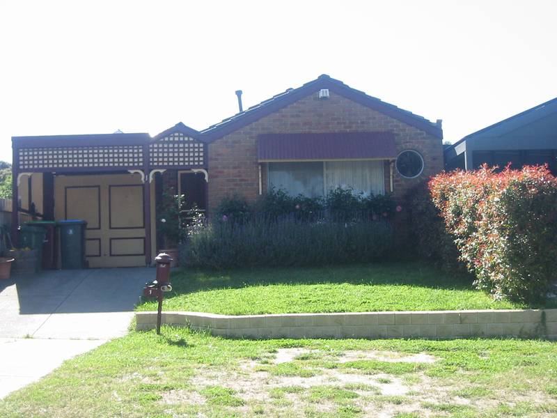 QUIET COURT LOCATION, STONES THROW TO SHOPS AND SCHOOLS Picture 1