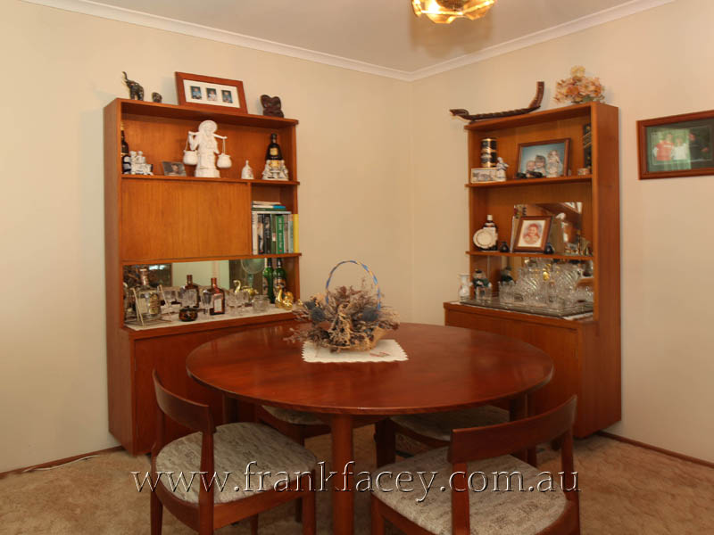 PRETTY AS A PICTURE BERWICK CENTRAL - COURT POSITION Picture 3