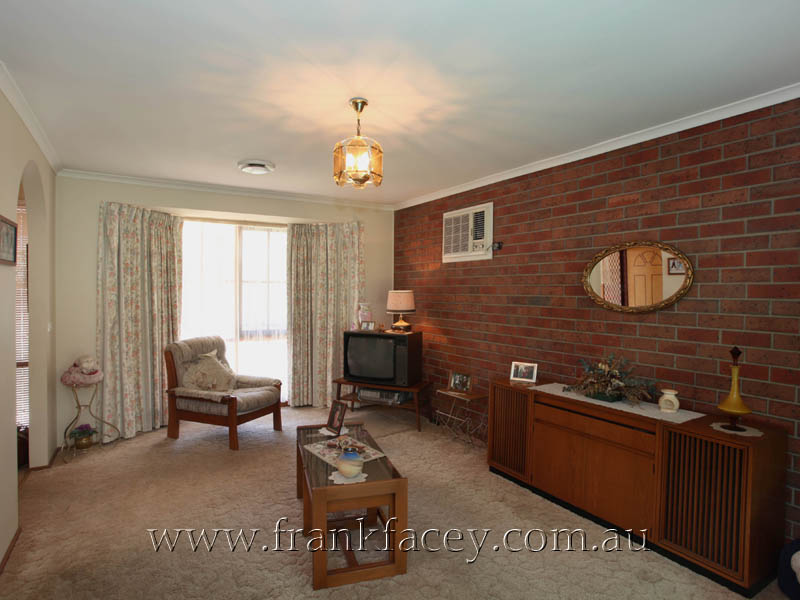 PRETTY AS A PICTURE BERWICK CENTRAL - COURT POSITION Picture 2