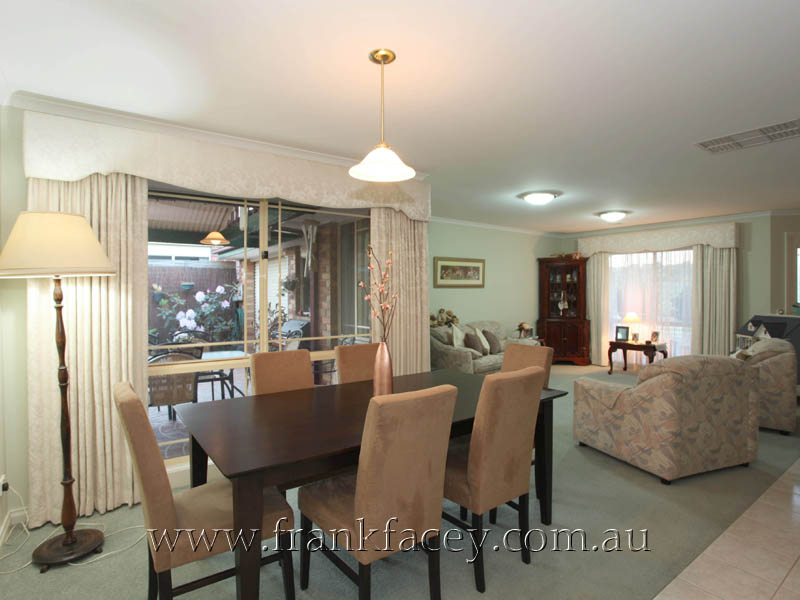 PRISTINE PRESENTATION NORTHSIDE OPPOSITE PARK Picture 2