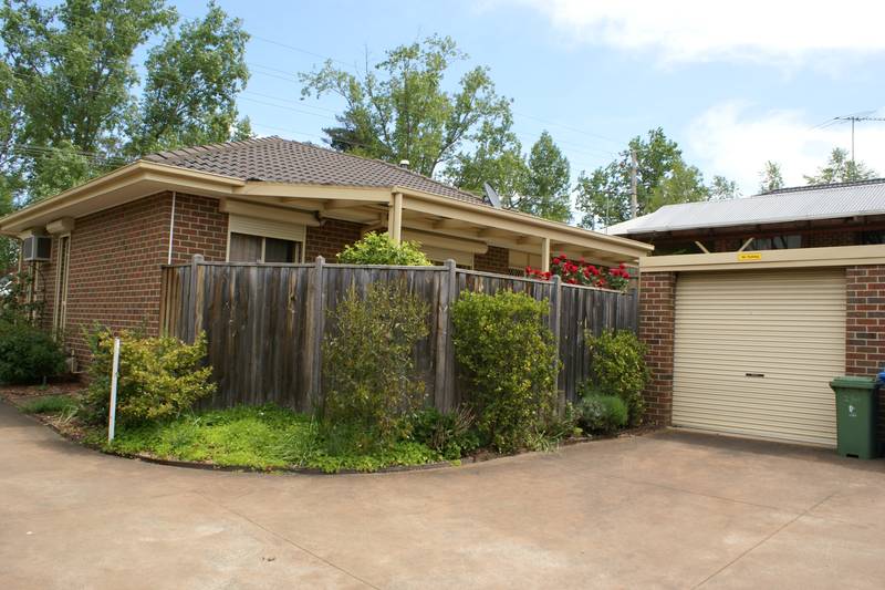 WALK TO TOWN - A REAL WINNER Picture 2