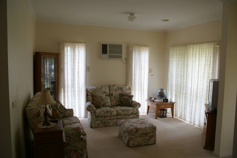 WALK TO TOWN - A REAL WINNER Picture 3