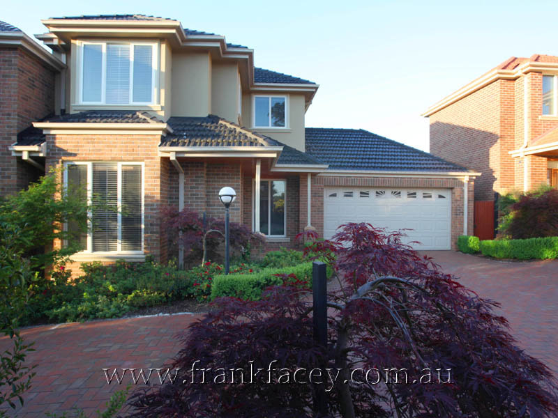 LUXURY TOWN RESIDENCE - STROLL TO EVERYTHING Picture 1