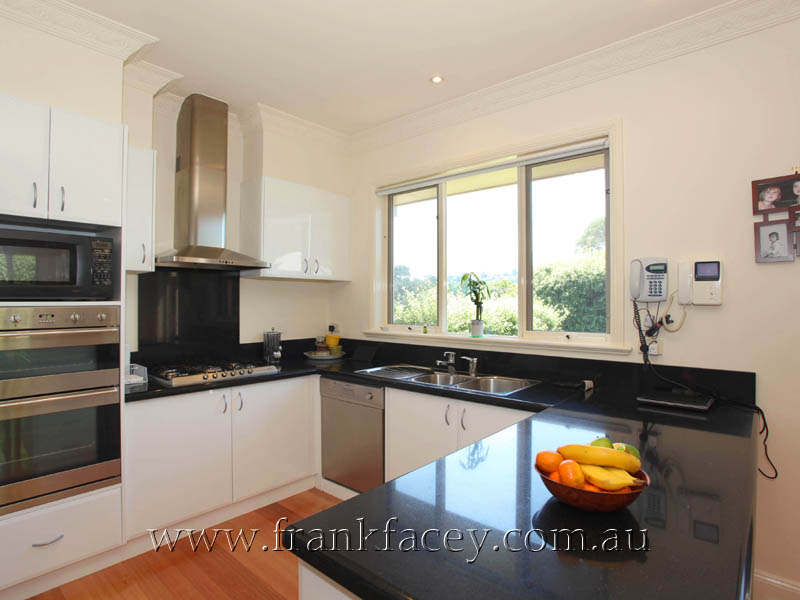 LUXURY TOWN RESIDENCE - STROLL TO EVERYTHING Picture 3