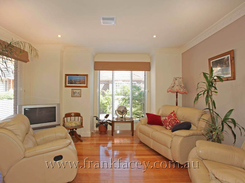 LUXURY TOWN RESIDENCE - STROLL TO EVERYTHING Picture 2