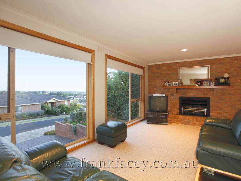 BREATHTAKING VIEWS OVER VILLAGE - DESIRABLE NORTHSIDE LOCATION - 808M2 Picture 2