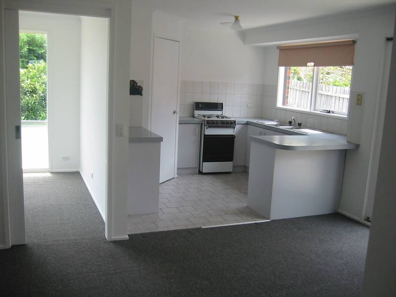 THREE BEDROOMS DOUBLE GARAGE Picture 2