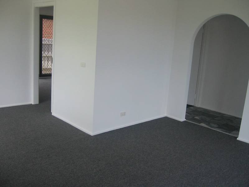 THREE BEDROOMS DOUBLE GARAGE Picture 3