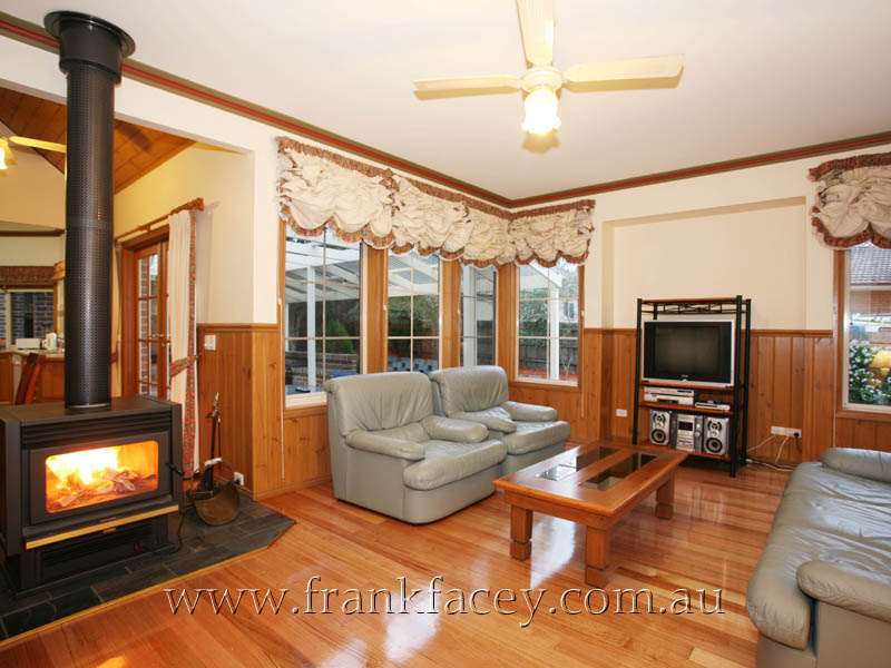 SENSATIONAL APPEARANCE - PEDIGREE POSITION! Picture 3