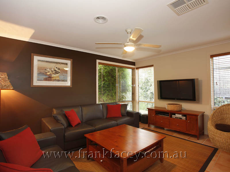 FAMILY FRIENDLY 4 BEDROOM HOME WITH A WELCOMING WARM PERSONALITY! Picture 2