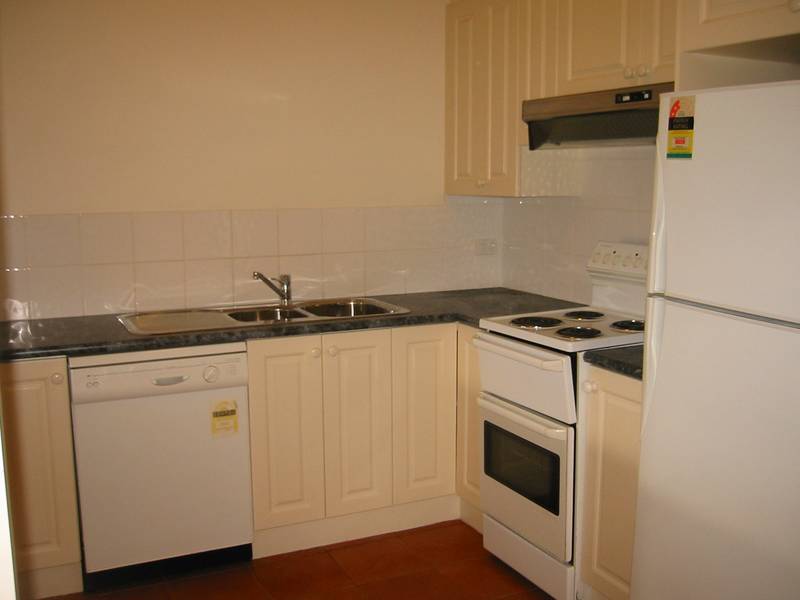 SET AMONGST A VINEYARD Picture 2