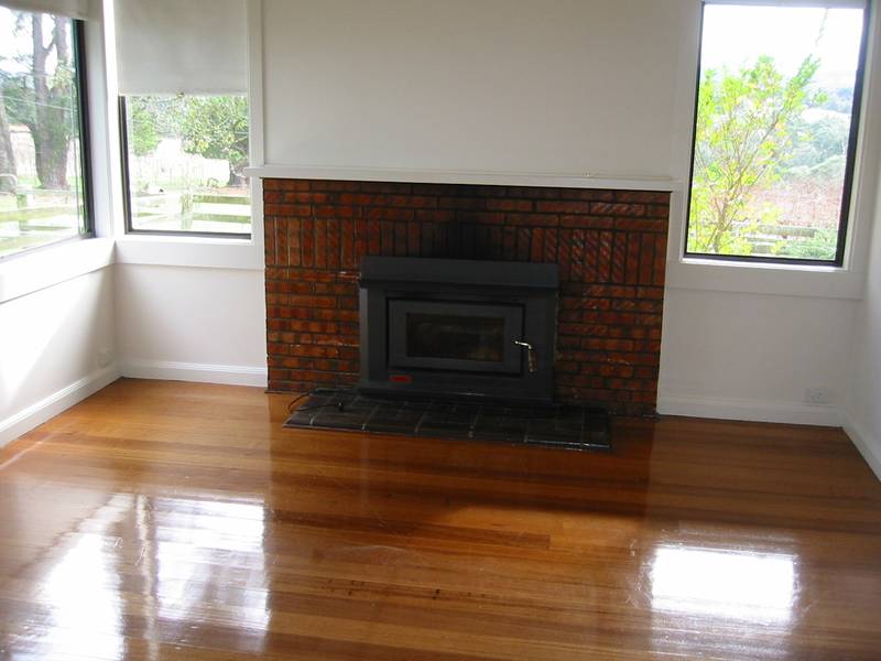 SET AMONGST A VINEYARD Picture 3