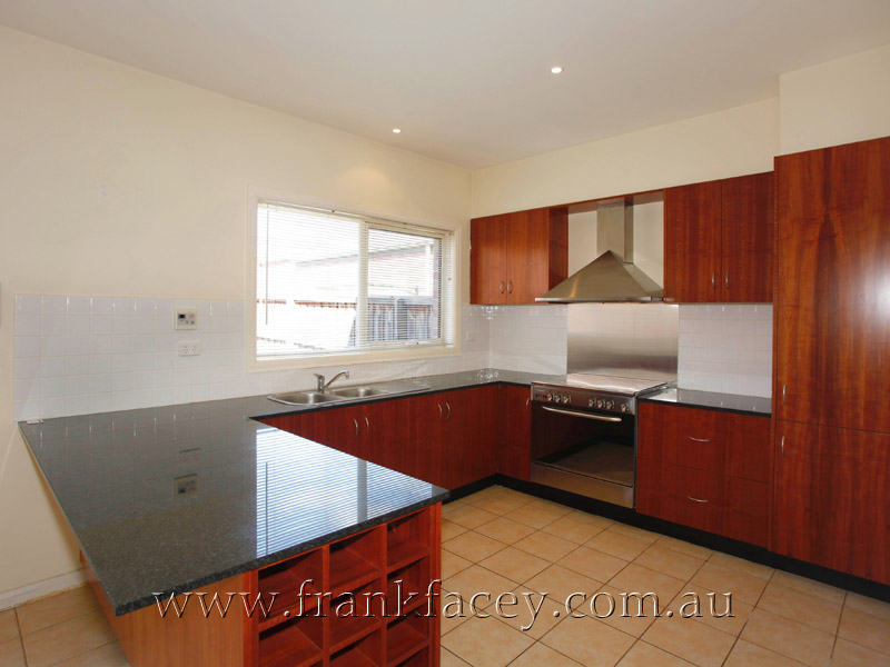 STYLISH TOWNHOUSE IN TIMBARRA Picture 2