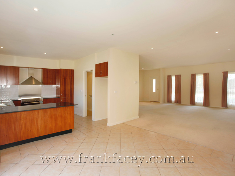 STYLISH TOWNHOUSE IN TIMBARRA Picture 3