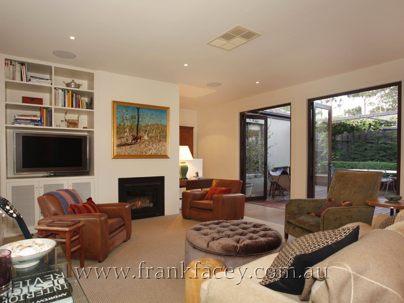 CONTEMPORARY STYLED TOWNHOUSE IN THE BEST PART OF TOWN Picture 2