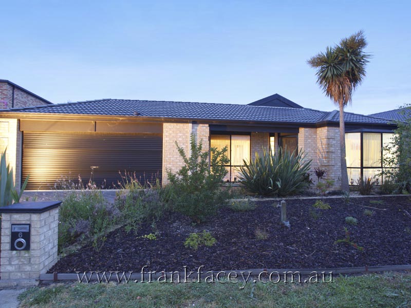 MODERN OPEN PLAN LIVING - ONLY 300M FROM THE LAKE Picture 1