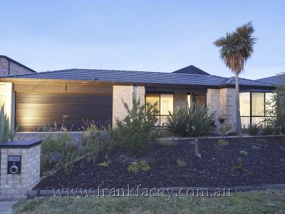 MODERN OPEN PLAN LIVING - ONLY 300M FROM THE LAKE Picture MODERN OPEN PLAN LIVING - ONLY 300M FROM THE LAKE Picture