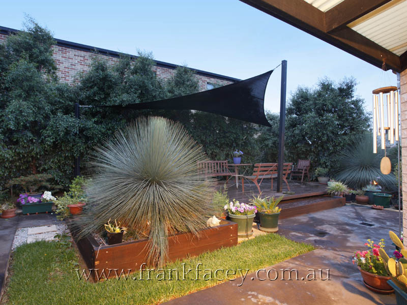 MODERN OPEN PLAN LIVING - ONLY 300M FROM THE LAKE Picture 3