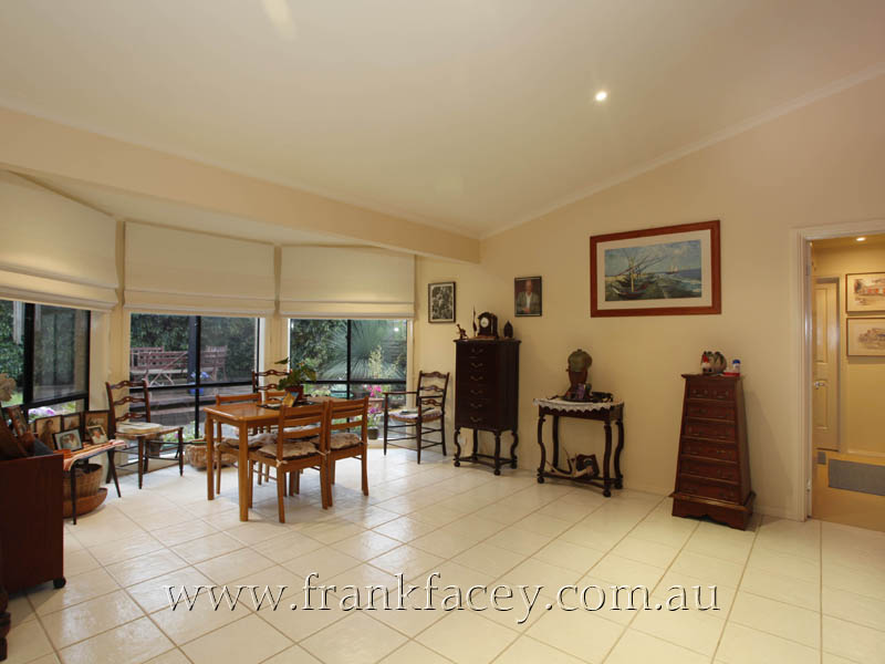 MODERN OPEN PLAN LIVING - ONLY 300M FROM THE LAKE Picture 2