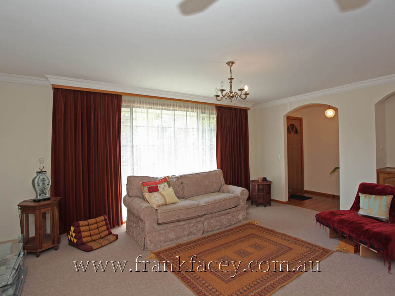 SOL CLOSE TO TOWN - 2 BEDROOM UNIT IN OLD BERWICK Picture 2