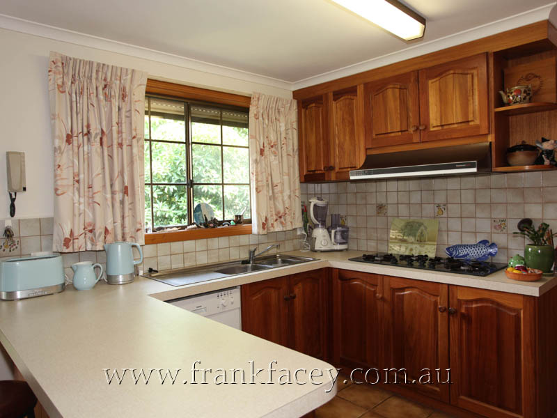 SOL CLOSE TO TOWN - 2 BEDROOM UNIT IN OLD BERWICK Picture 3