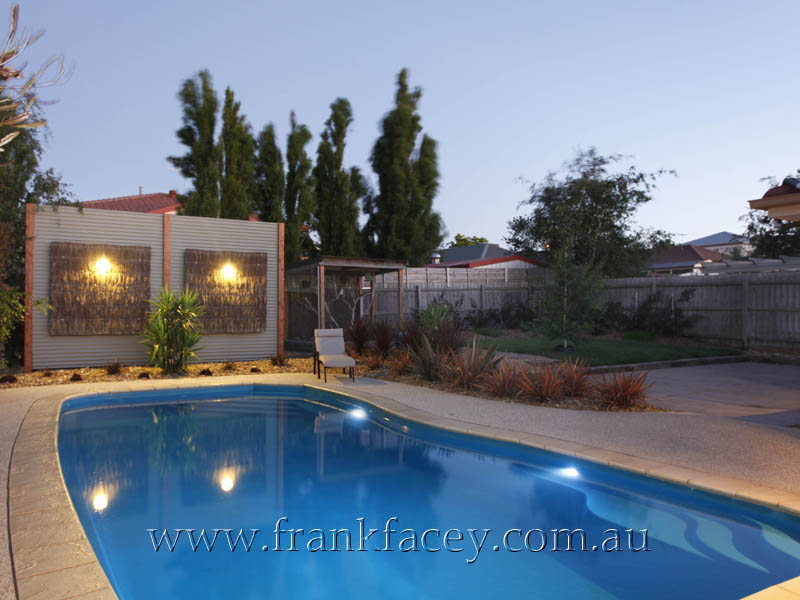 SUPERB OUTDOOR ENTERTAINING, WALK TO VILLAGE SHOPS AND MAJOR SCHOOLS Picture 2