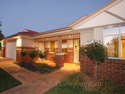 SUPERB OUTDOOR ENTERTAINING, WALK TO VILLAGE SHOPS AND MAJOR SCHOOLS Picture