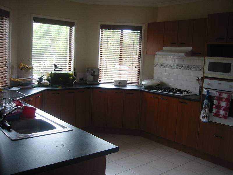 GREAT FAMILY HOME WITH POOL Picture 3