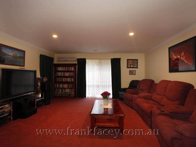 ATTRACTIVE 4 BEDROOM HOME - SUPERB HOME THEATRE ROOM & SPA COURTYARD Picture 2