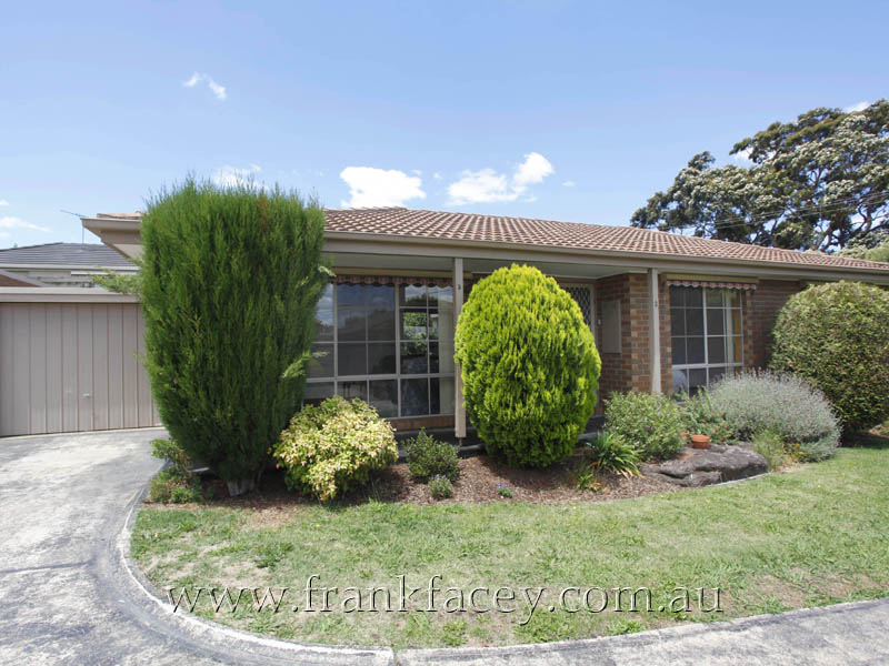 BLUE CHIP VILLA IN THE HEART OF TOWN Picture 1