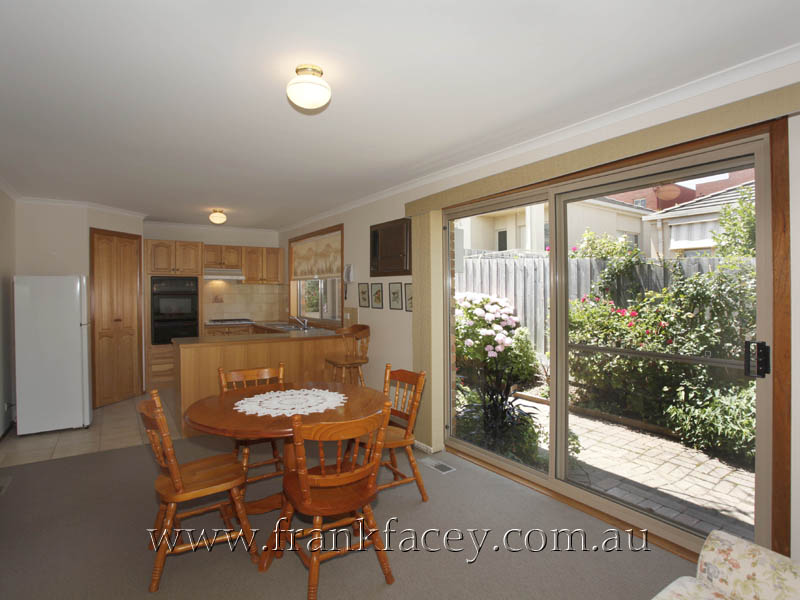 BLUE CHIP VILLA IN THE HEART OF TOWN Picture 2