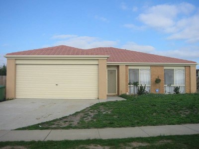 WALK TO SCHOOL, TRANSPORT AND SHOPS - 4 BEDROOMS Picture