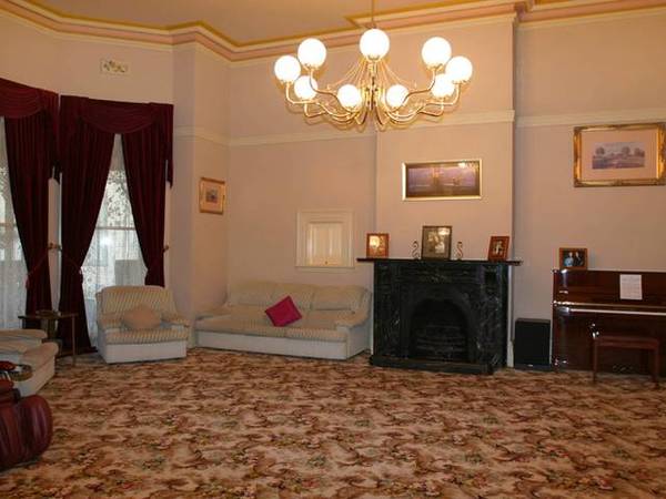 STUNNING VICTORIAN HOMESTEAD Picture 3