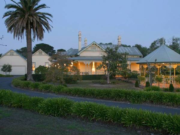 STUNNING VICTORIAN HOMESTEAD Picture 1