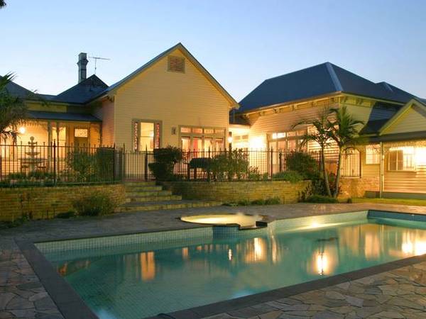 STUNNING VICTORIAN HOMESTEAD Picture 2