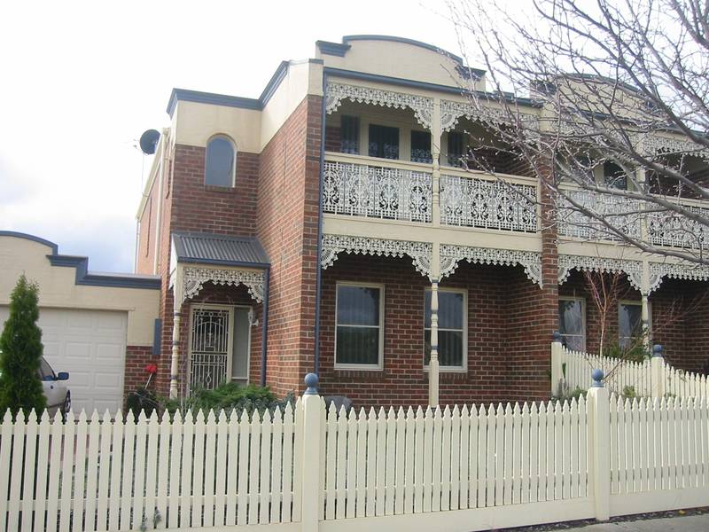 LOVELY TOWNHOUSE OVERLOOKING PARKLAND Picture 1
