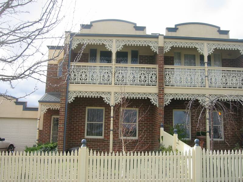 LOVELY TOWNHOUSE OVERLOOKING PARKLAND Picture 2