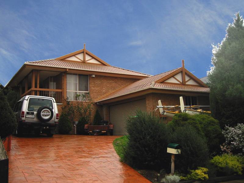 LOVELY HOME CLOSE TO ALL AMENITIES Picture 1