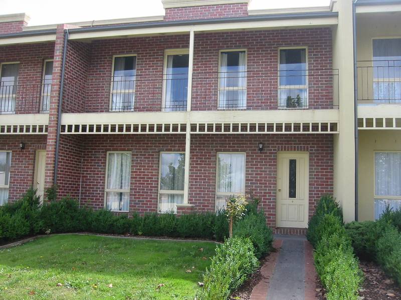 BEAUTIFULLY DESIGNED TOWNHOUSE Picture 1
