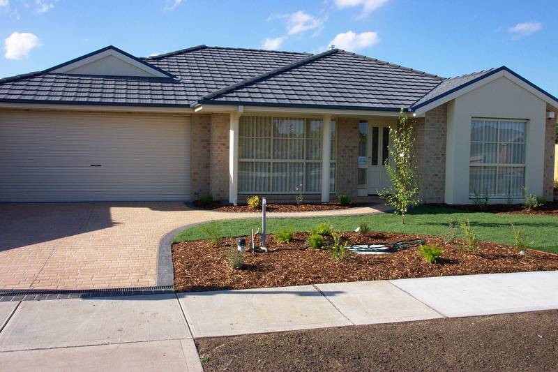 YOUNG IMMACULATE TOWNHOUSE Picture 1