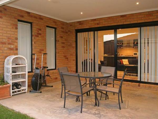 THREE BEDROOMS PLUS STUDY HOME AND ENTERTAINER Picture 3