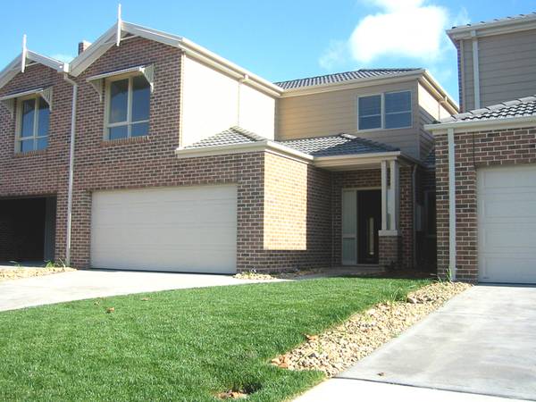 IMMACULATE THREE BEDROOM TOWNHOUSE Picture 1