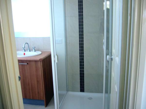 IMMACULATE THREE BEDROOM TOWNHOUSE Picture 3